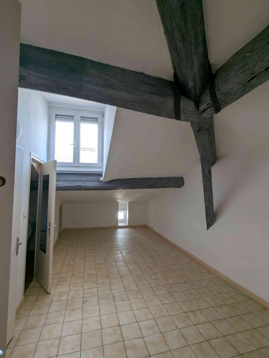 
                                                Location
                                                 F1 clim clair 18+8m2, prox fac écoles métro B+D