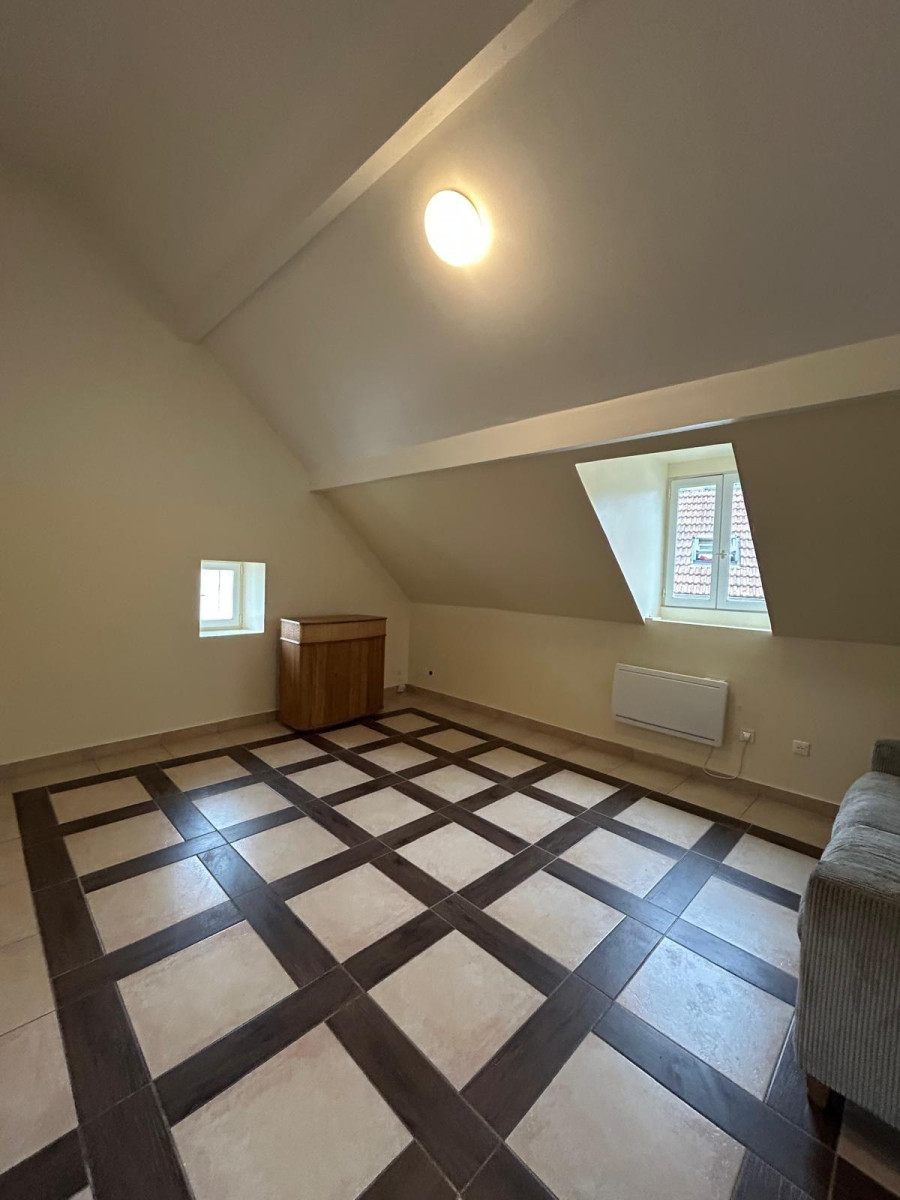 
                                                Location
                                                 F1 de 30 m2
Salon/chambre cuisine salle de douche