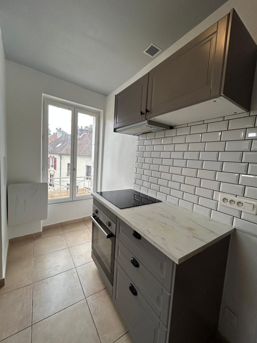 
                                                Location
                                                 F1 de 30 m2
Salon/chambre cuisine salle de douche