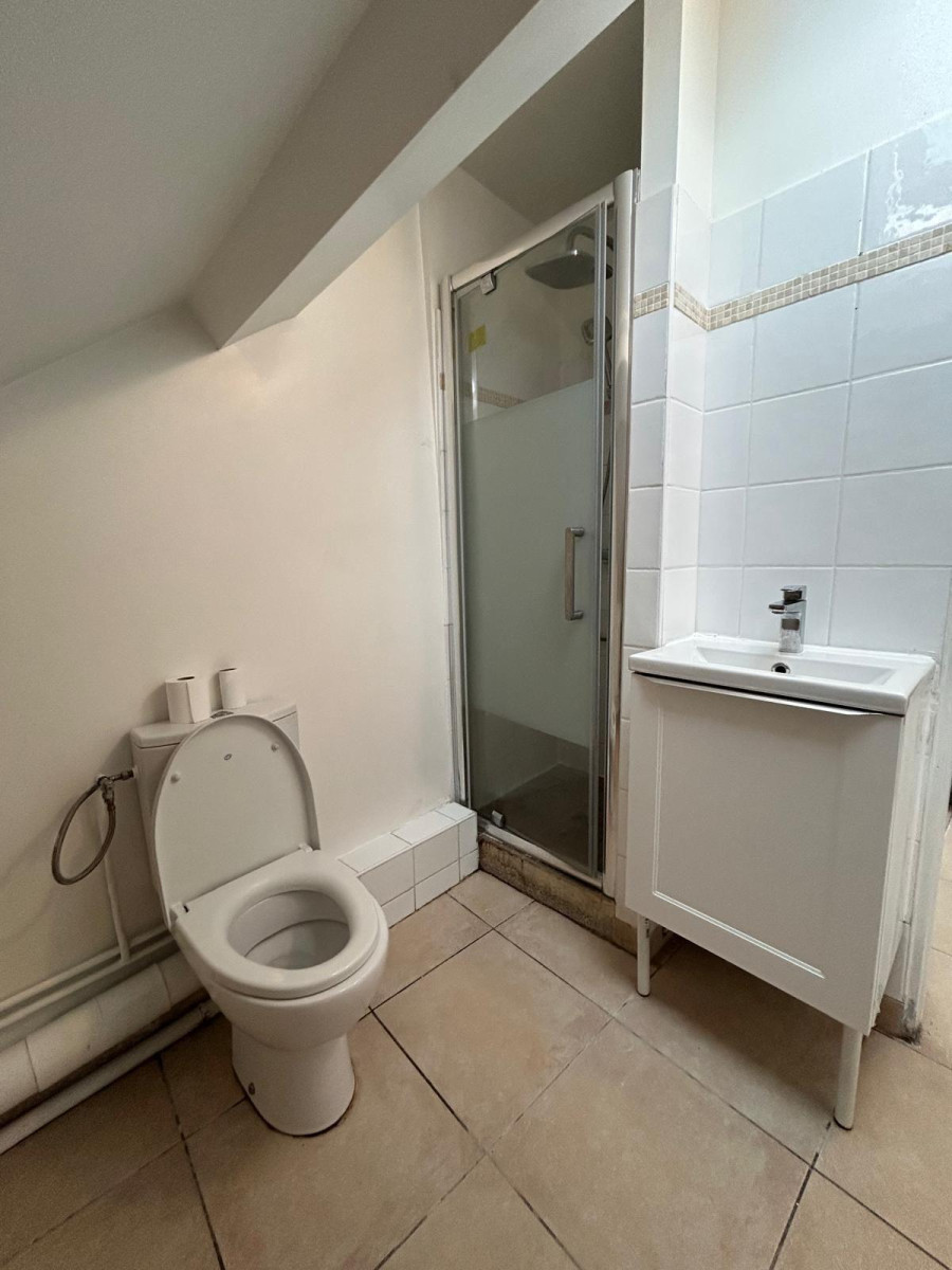 
                                                Location
                                                 F1 de 30 m2
Salon/chambre cuisine salle de douche