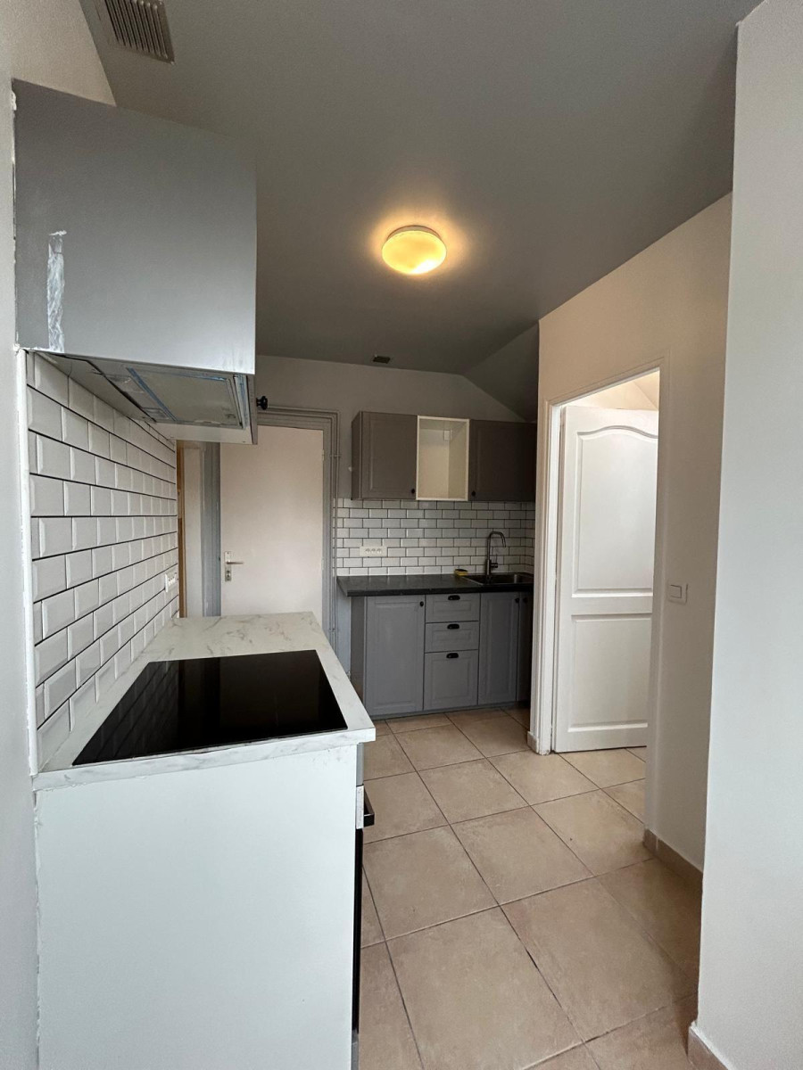 
                                                Location
                                                 F1 de 30 m2
Salon/chambre cuisine salle de douche