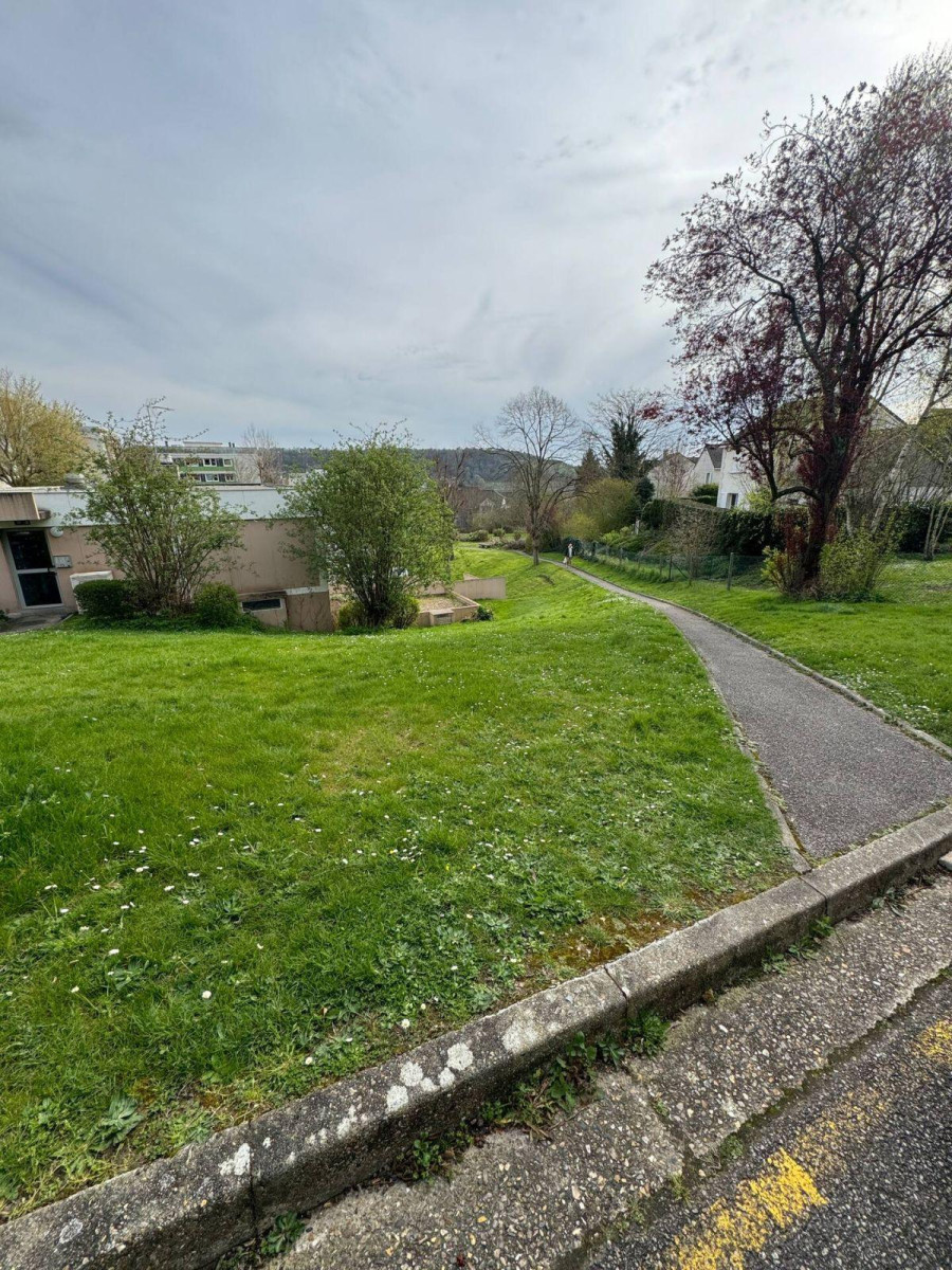 
                                                Location
                                                 F1 meublé arboré calme av parking près St Hilaire