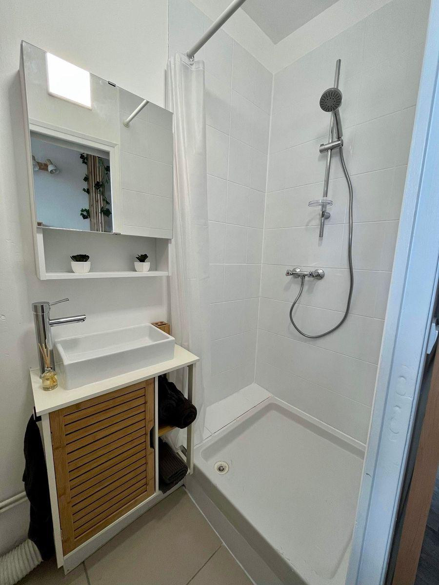 
                                                Location
                                                 F1 Meublé refait à neuf