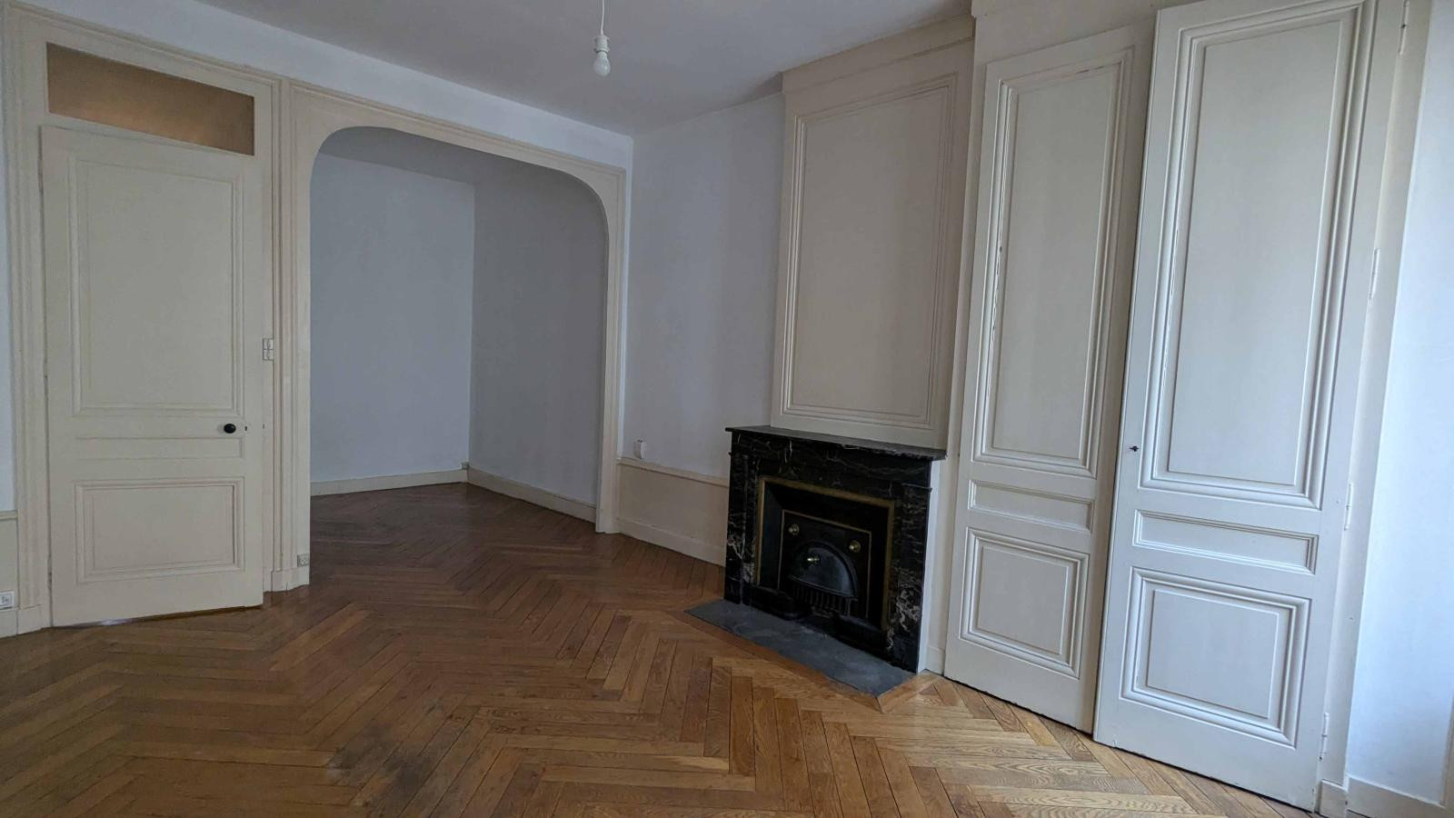 
                                                Location
                                                 F2+2 alcoves, métro SaxeGambetta, 62m2, charme