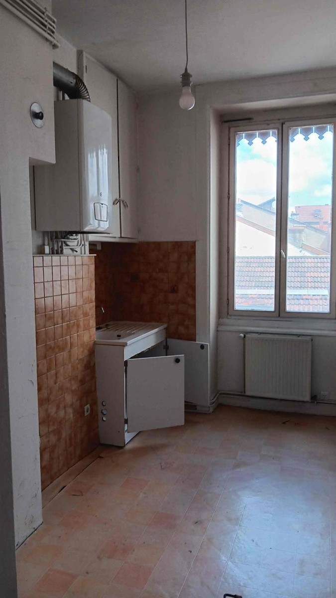 
                                                Location
                                                 F2+2 alcoves, métro SaxeGambetta, 62m2, charme