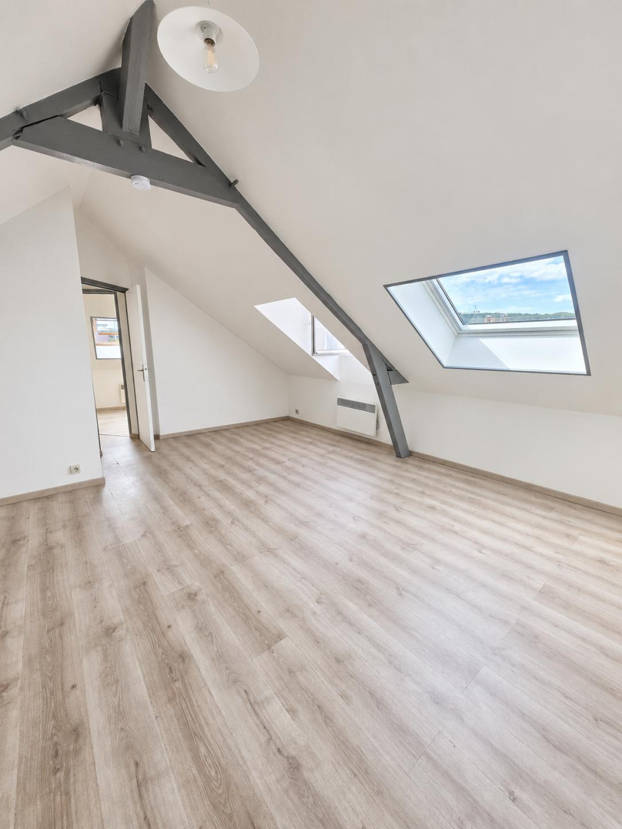 
                                                Location
                                                 F2 - 38m² - Refait