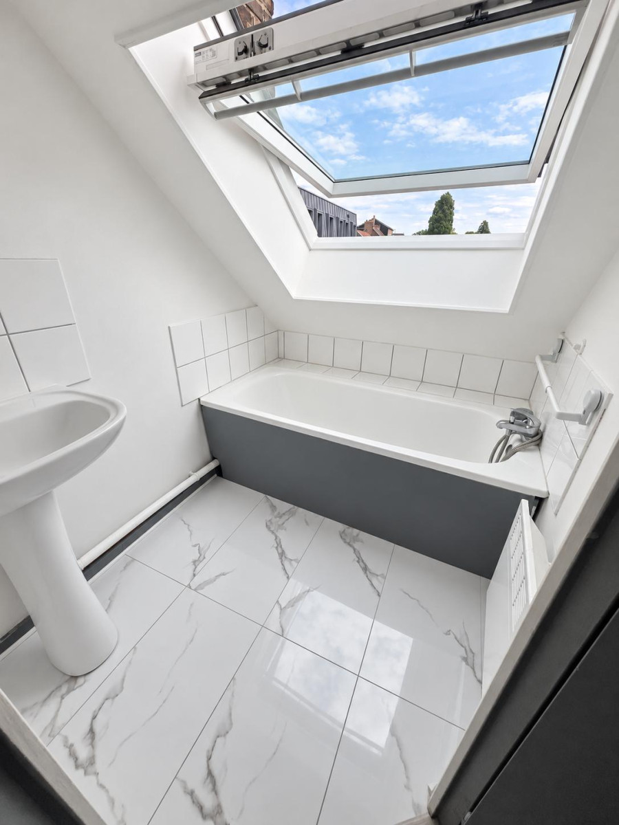 
                                                Location
                                                 F2 - 38m² - Refait