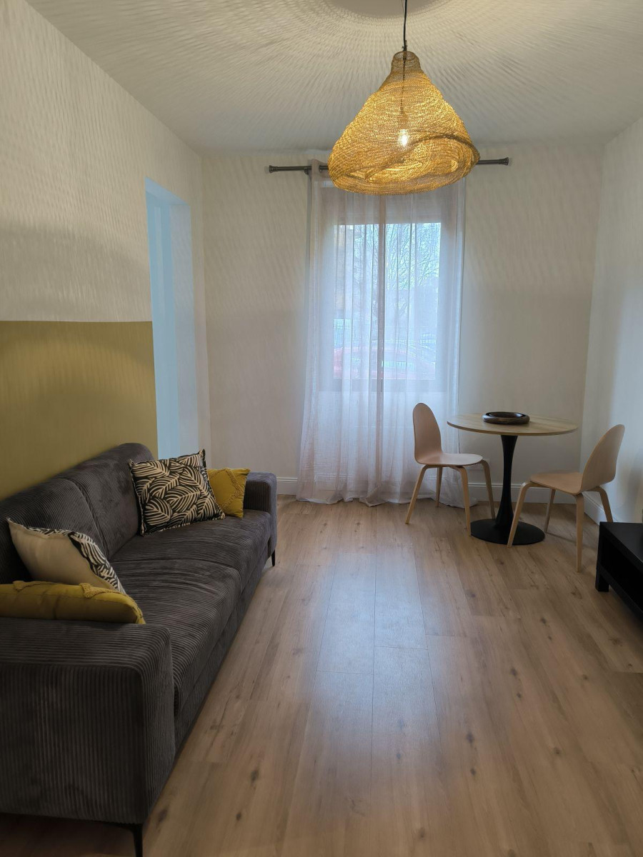 
                                                Location
                                                 F2, 45 m2 meublé refait à neuf, 950€ cc, à voir !