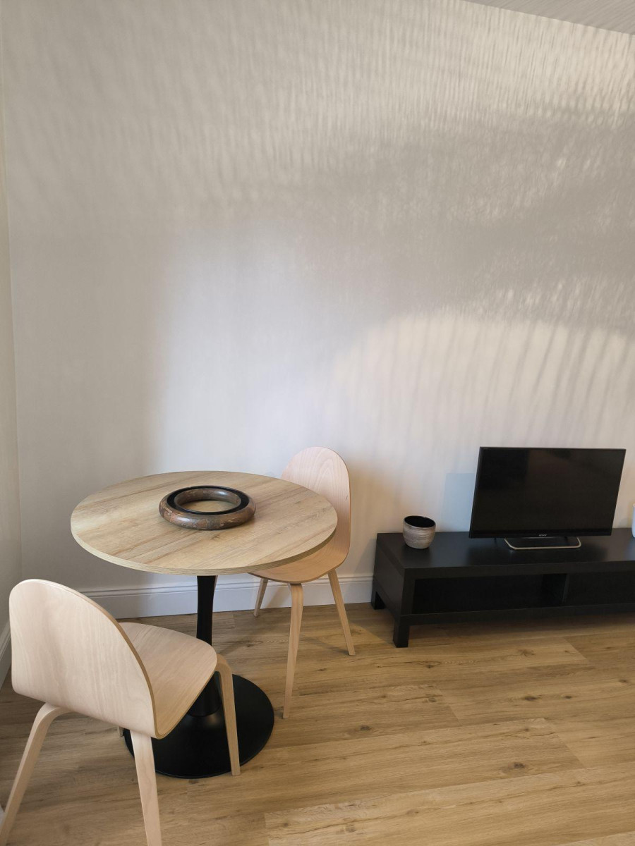 
                                                Location
                                                 F2, 45 m2 meublé refait à neuf, 950€ cc, à voir !