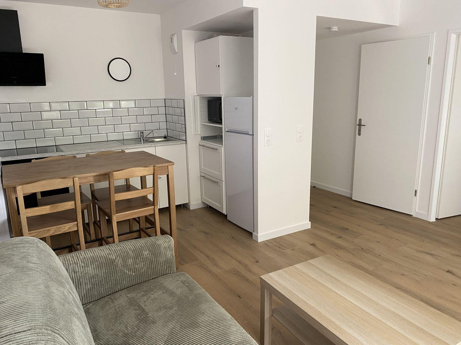 
                                                Location
                                                 F2 au pied métro 7, prox. EFREI & Univ.Panth.Assas