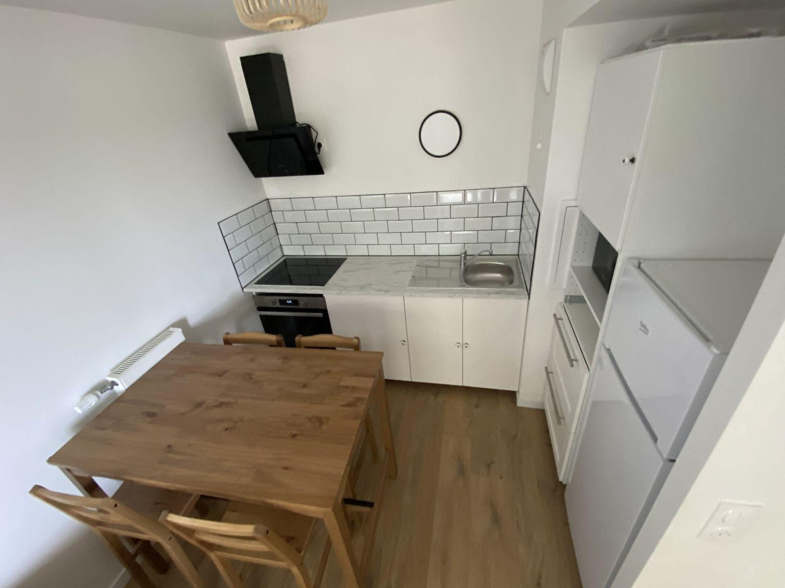 
                                                Location
                                                 F2 au pied métro 7, prox. EFREI & Univ.Panth.Assas