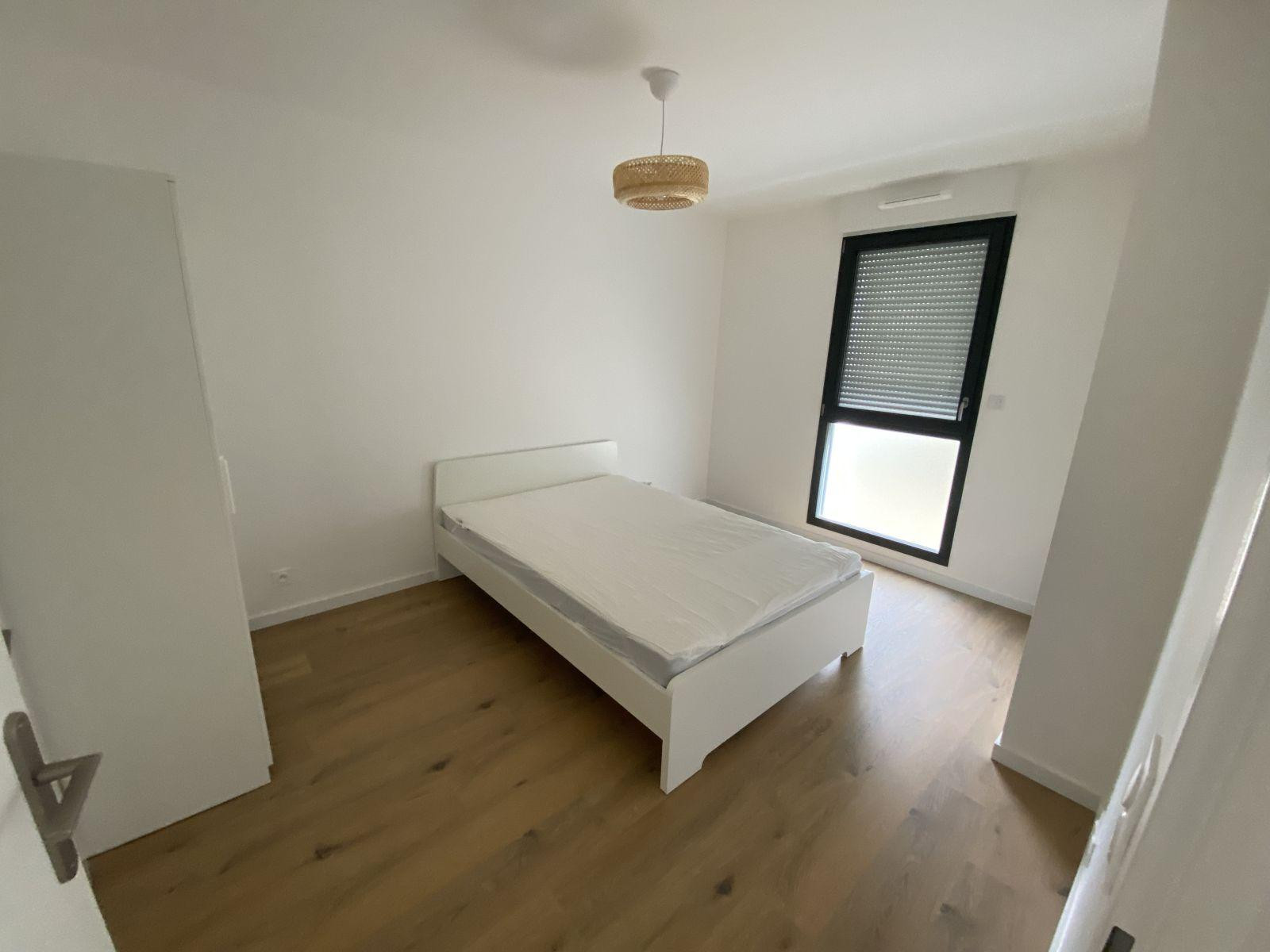 
                                                Location
                                                 F2 au pied métro 7, prox. EFREI & Univ.Panth.Assas