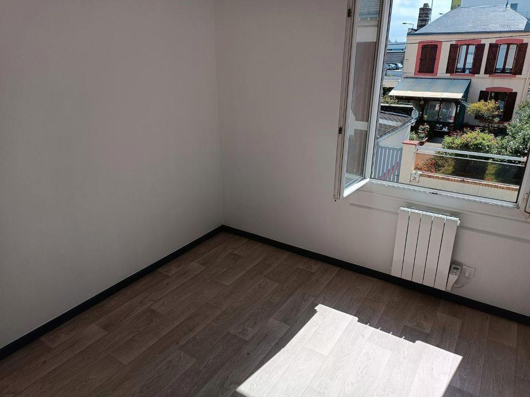 
                                                Location
                                                 F2 avec kitchenette équipée proche Art Sport Café