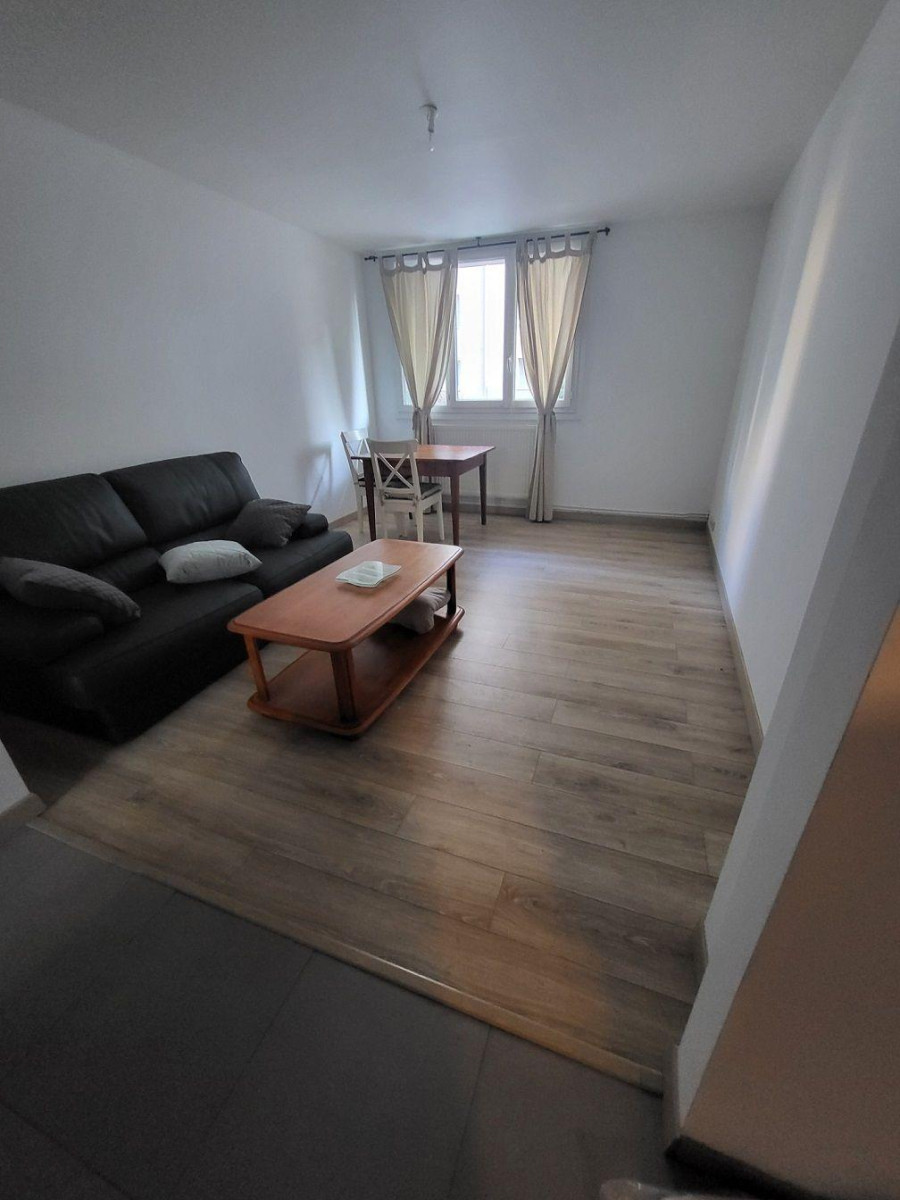 
                                                Location
                                                 F2 BIS RDC surélevé Meublé Grenoble Prox Bajatiere
