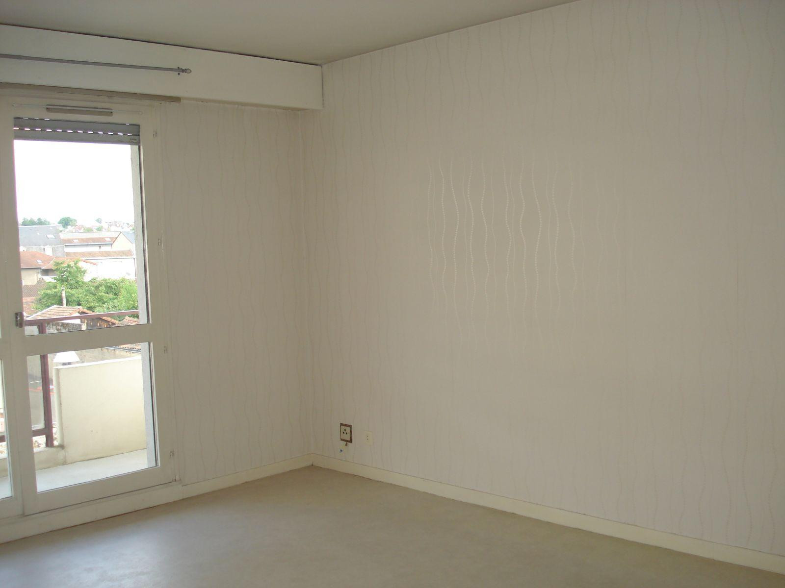 
                                                Location
                                                 F2 proche de la gare  et du centre Saint martial