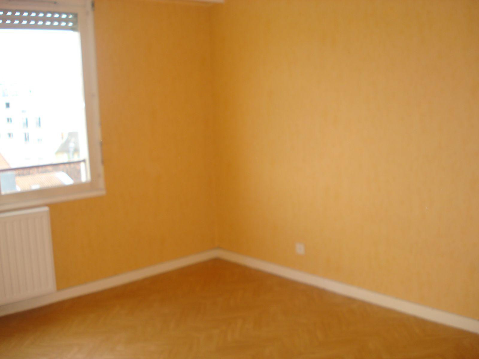 
                                                Location
                                                 F2 proche de la gare  et du centre Saint martial