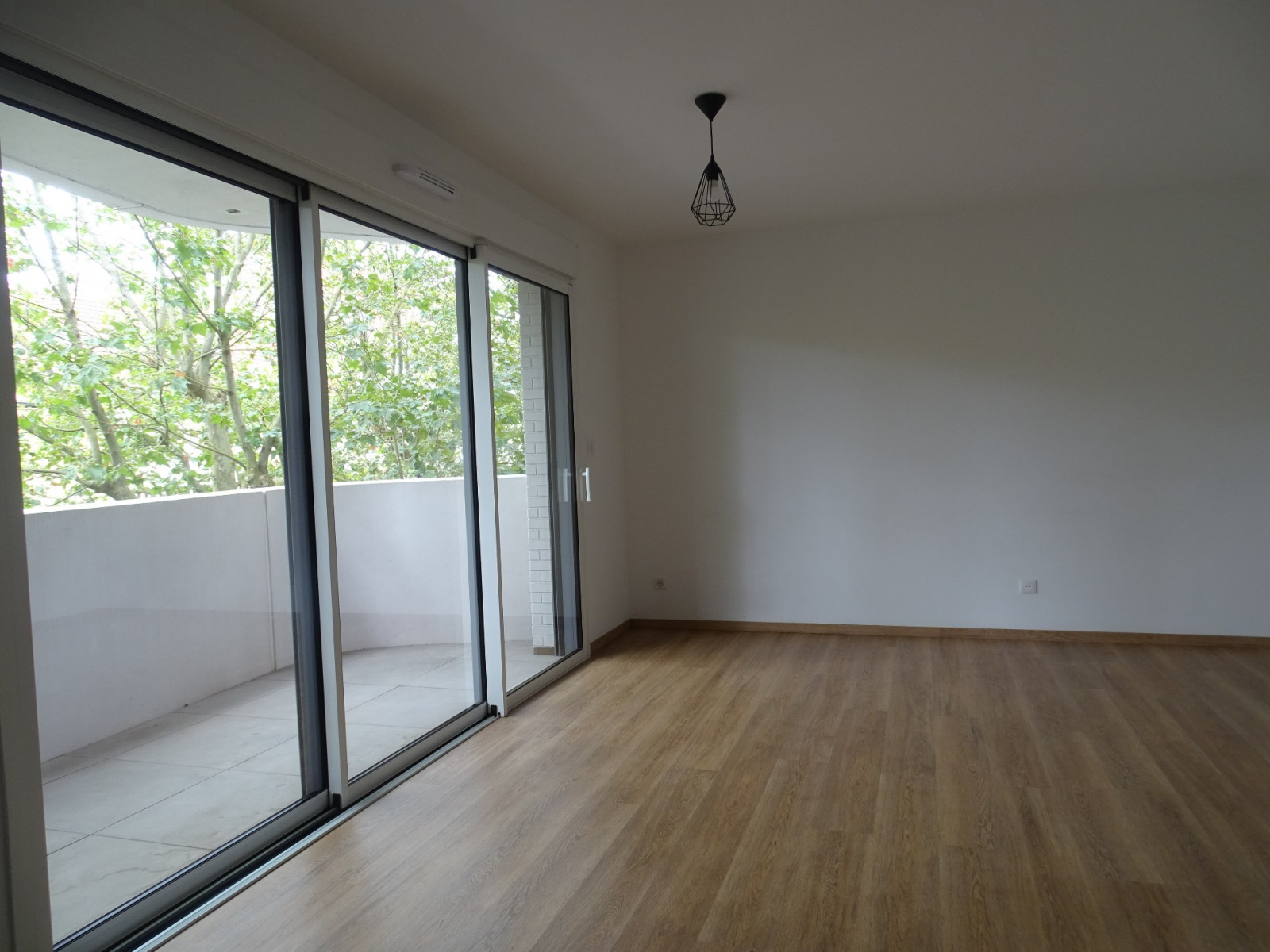 
                                                Location
                                                 F2 Quartier Sainte Therese