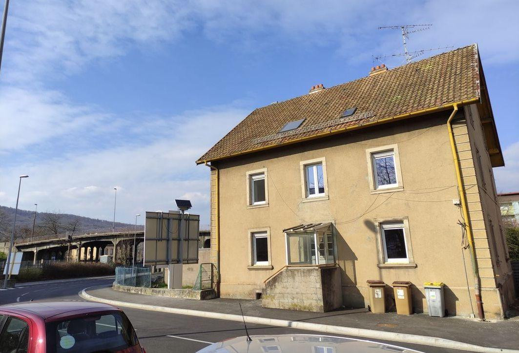 
                                                Location
                                                 F2 refait à neuf avec terrasse et jardin