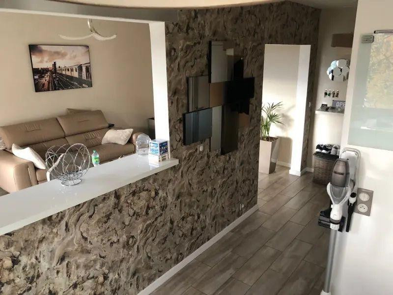 
                                                Location
                                                 F2 refait à neuf, calme avec terrasse