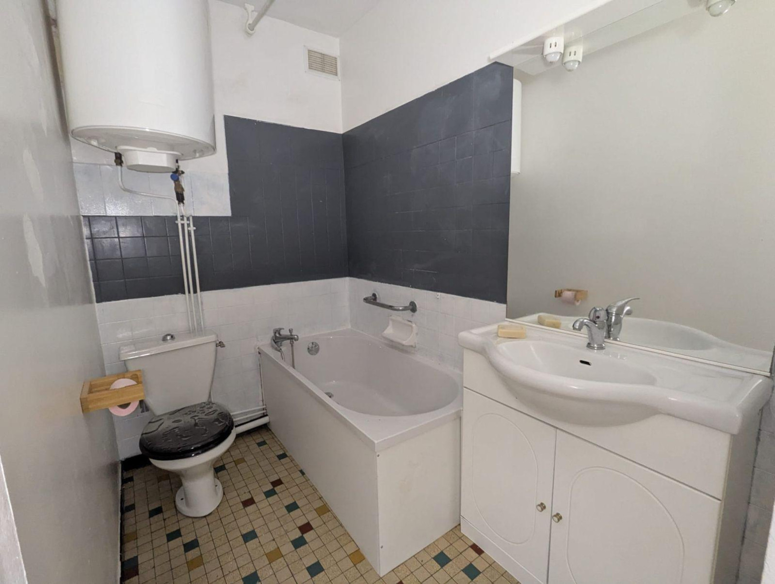 
                                                Location
                                                 F2 refait neuf, Caluire Vassieux, belle vue