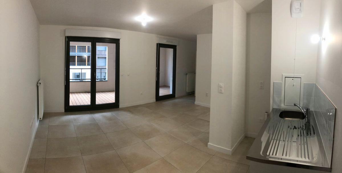 
                                                Location
                                                 F2 Rosny-sous-Bois au pied du métro