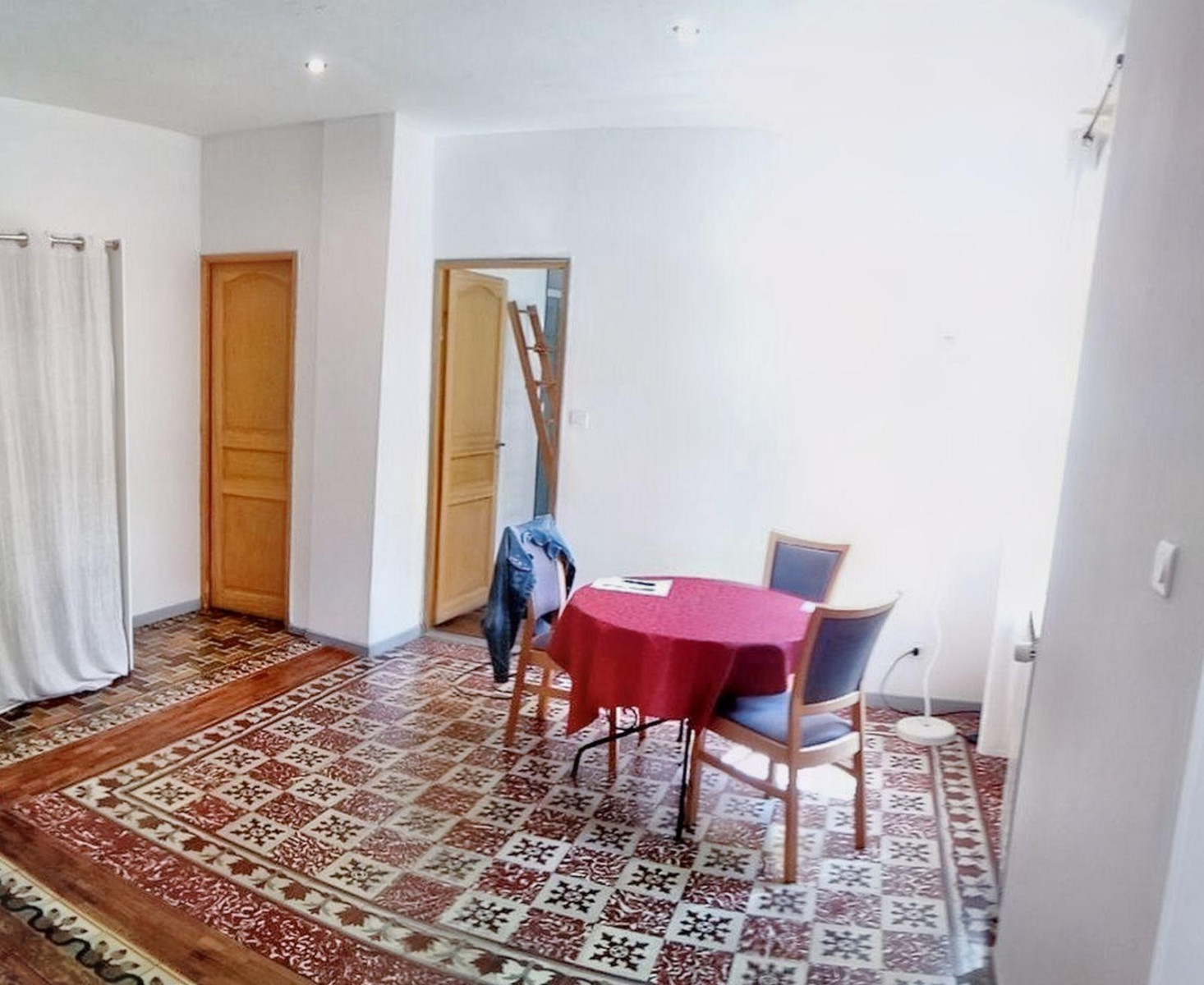 
                                                Location
                                                 F2 spacieux avec cour et terrasse