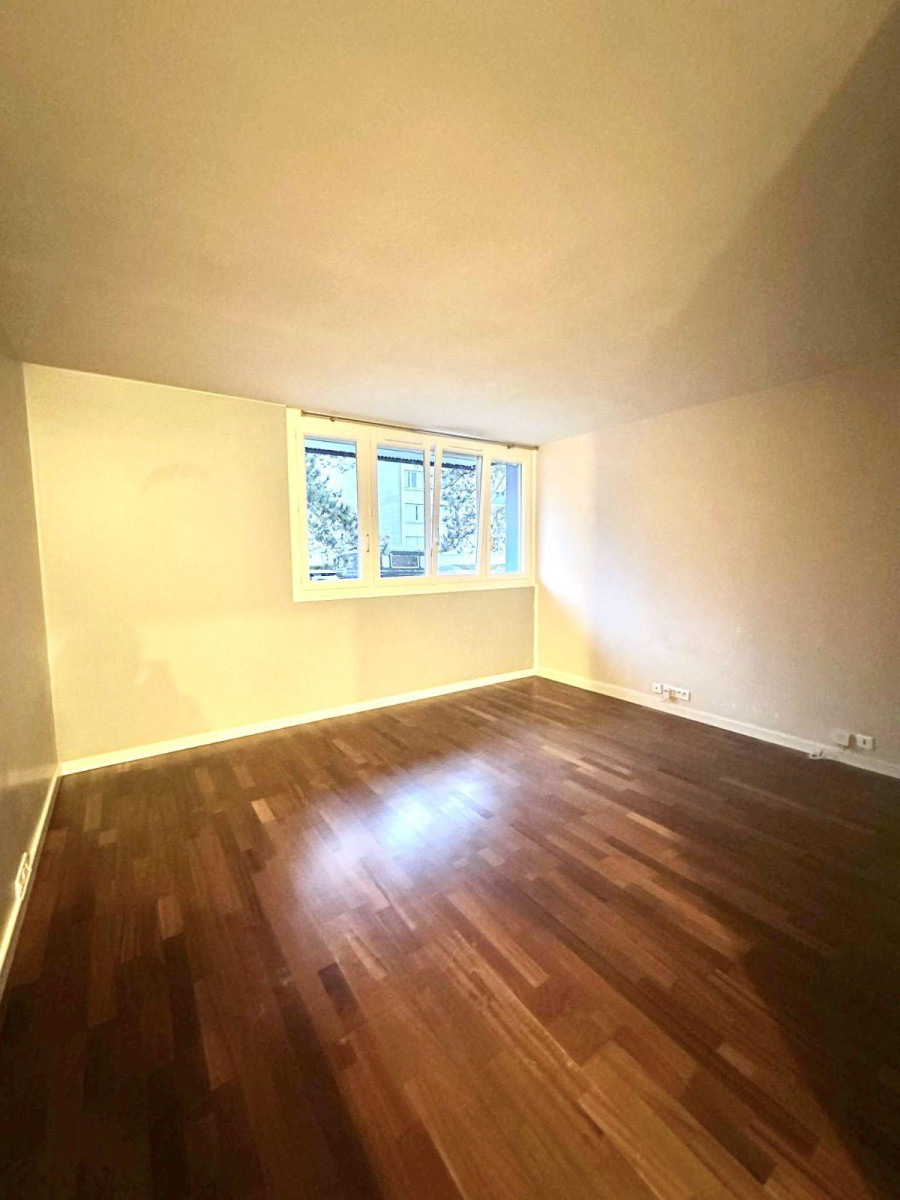 
                                                Location
                                                 F2 totalement rénové de 54m2