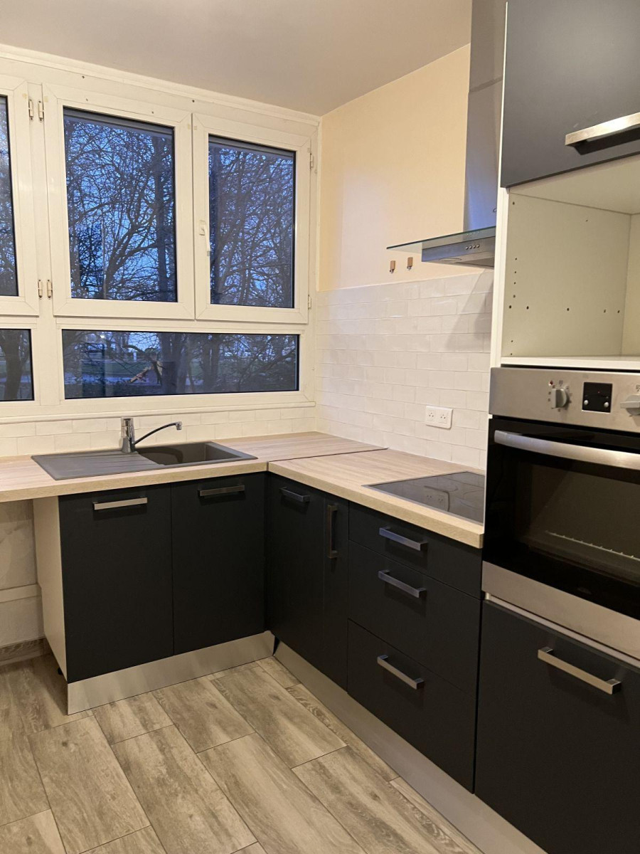 
                                                Location
                                                 F2 totalement rénové de 54m2