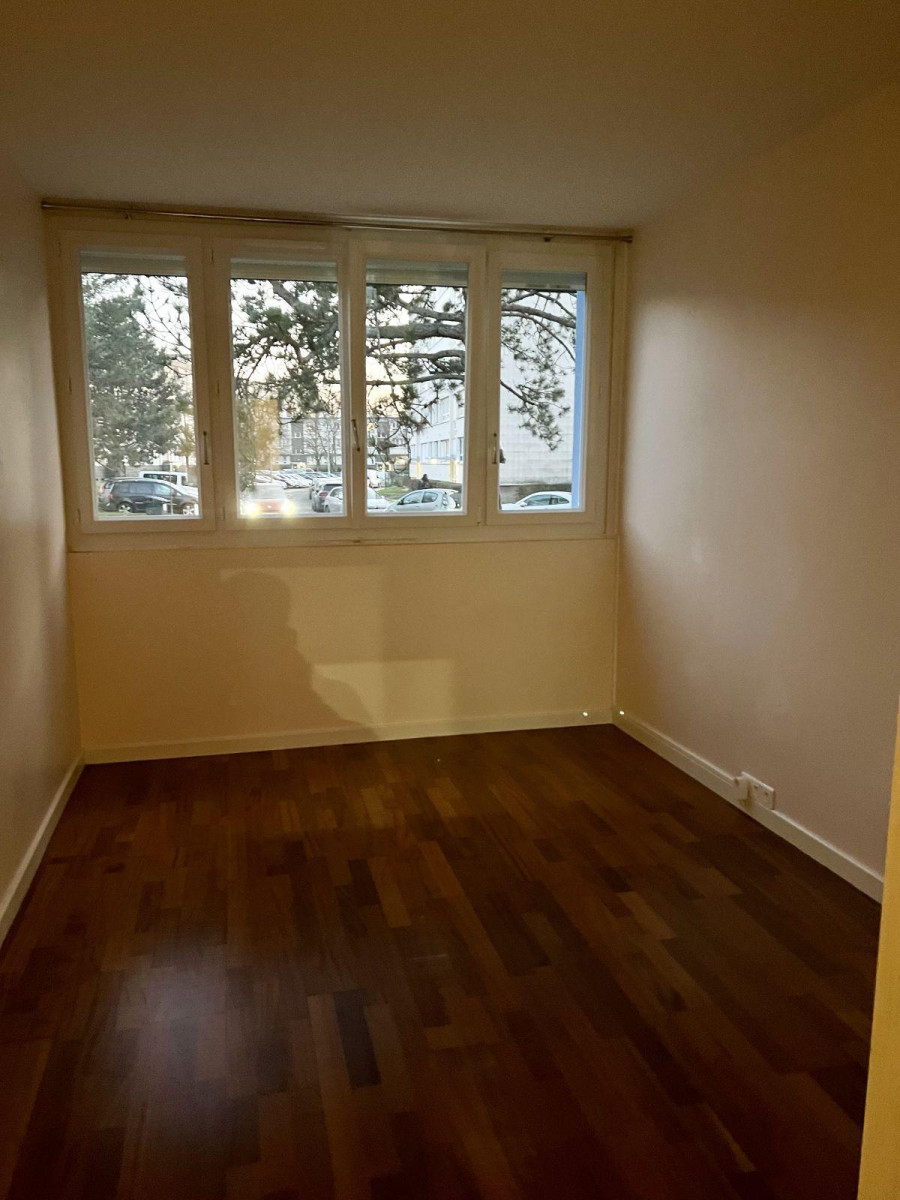 
                                                Location
                                                 F2 totalement rénové de 54m2