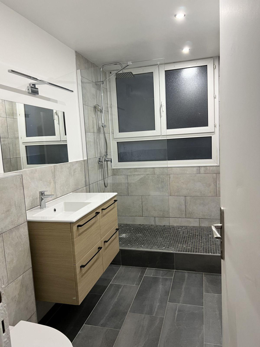 
                                                Location
                                                 F2 totalement rénové de 54m2