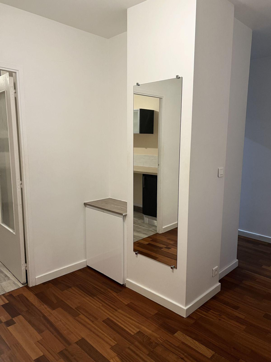
                                                Location
                                                 F2 totalement rénové de 54m2