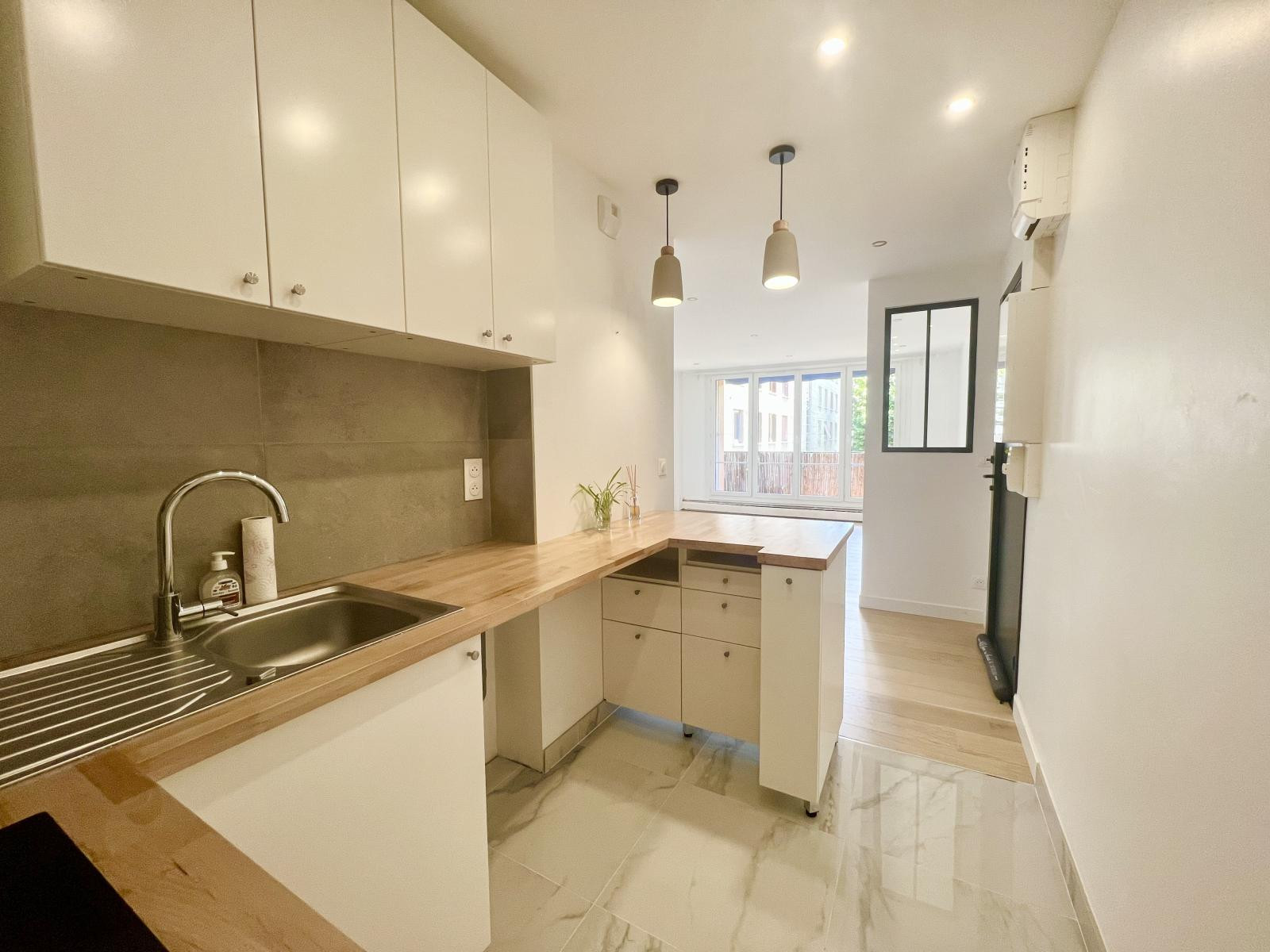 
                                                Location
                                                 F3 60m2 calme et refait à neuf