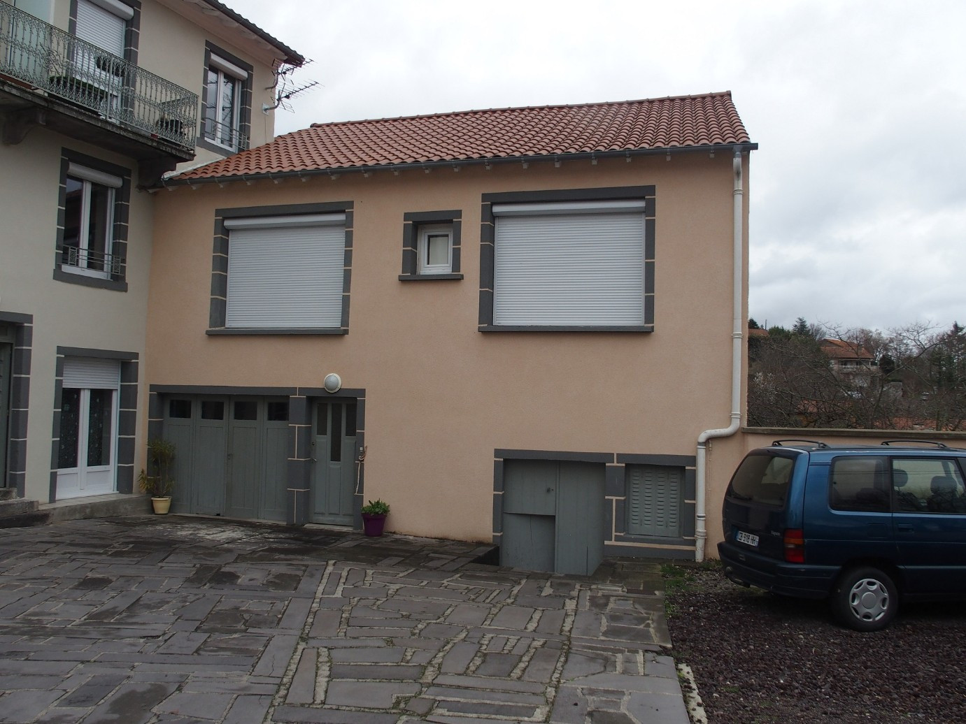 
                                                Location
                                                 F3 crouzol volvic 67 m + cave -parking calme