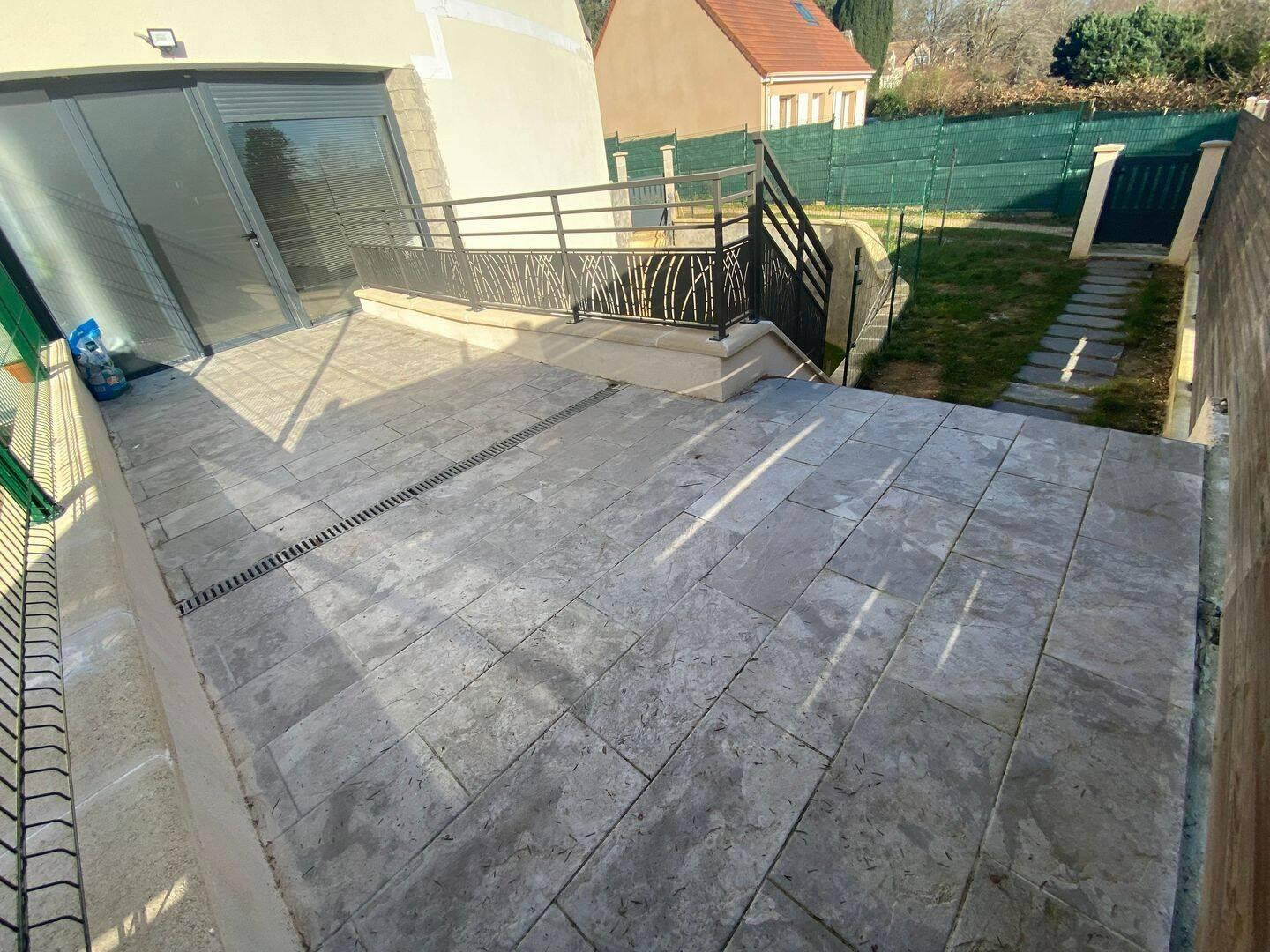 
                                                Location
                                                 F3 de 76 m² maison d’architecte Terrasse et jardin