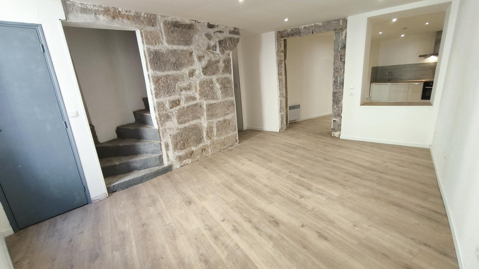 
                                                Location
                                                 F3 de 80 m² + Terrasse 18 m² – entièrement rénové
