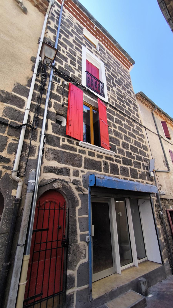 
                                                Location
                                                 F3 de 80 m² + Terrasse 18 m² – entièrement rénové