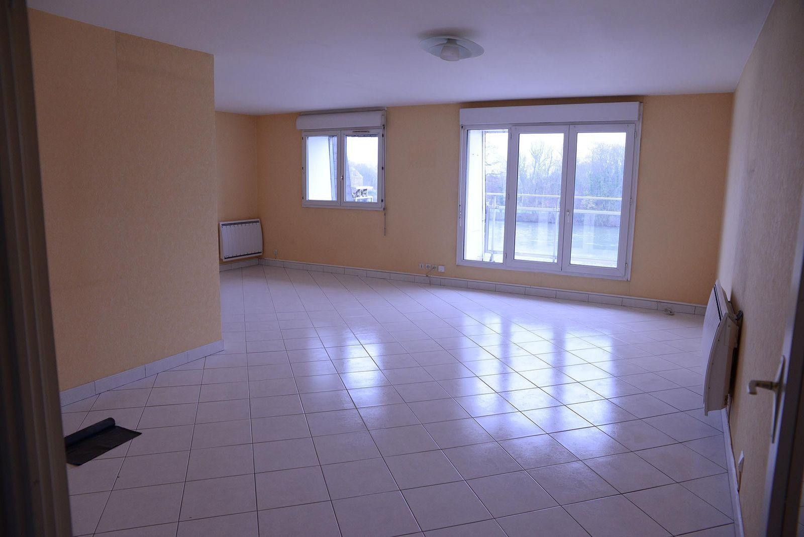 
                                                Location
                                                 F3 face à la Seine et 100m gare RER C.