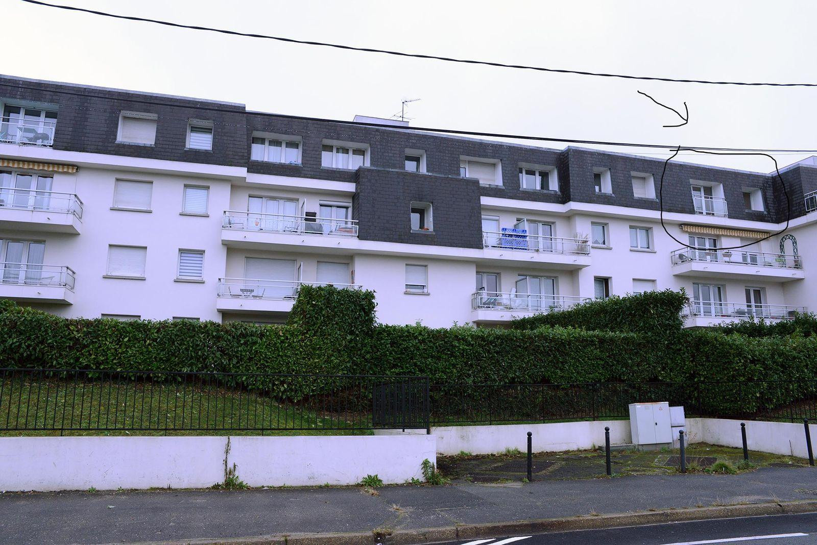 
                                                Location
                                                 F3 face à la Seine et 100m gare RER C.