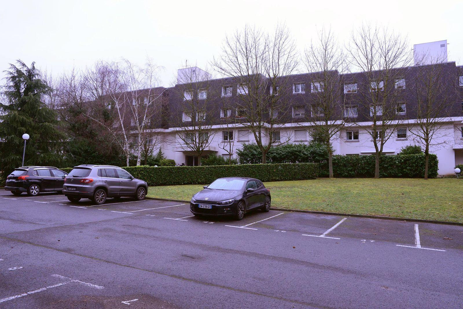 
                                                Location
                                                 F3 face à la Seine et 100m gare RER C.