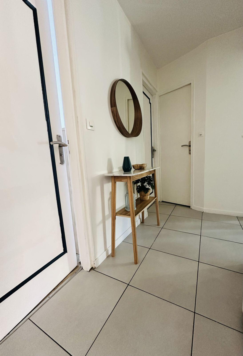 
                                                Location
                                                 F3 petite résidence, Double exposition