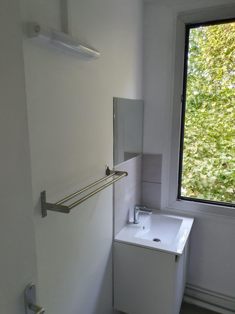 
                                                Location
                                                 F3 QUAI ROUEN GAUCHE REFAIT