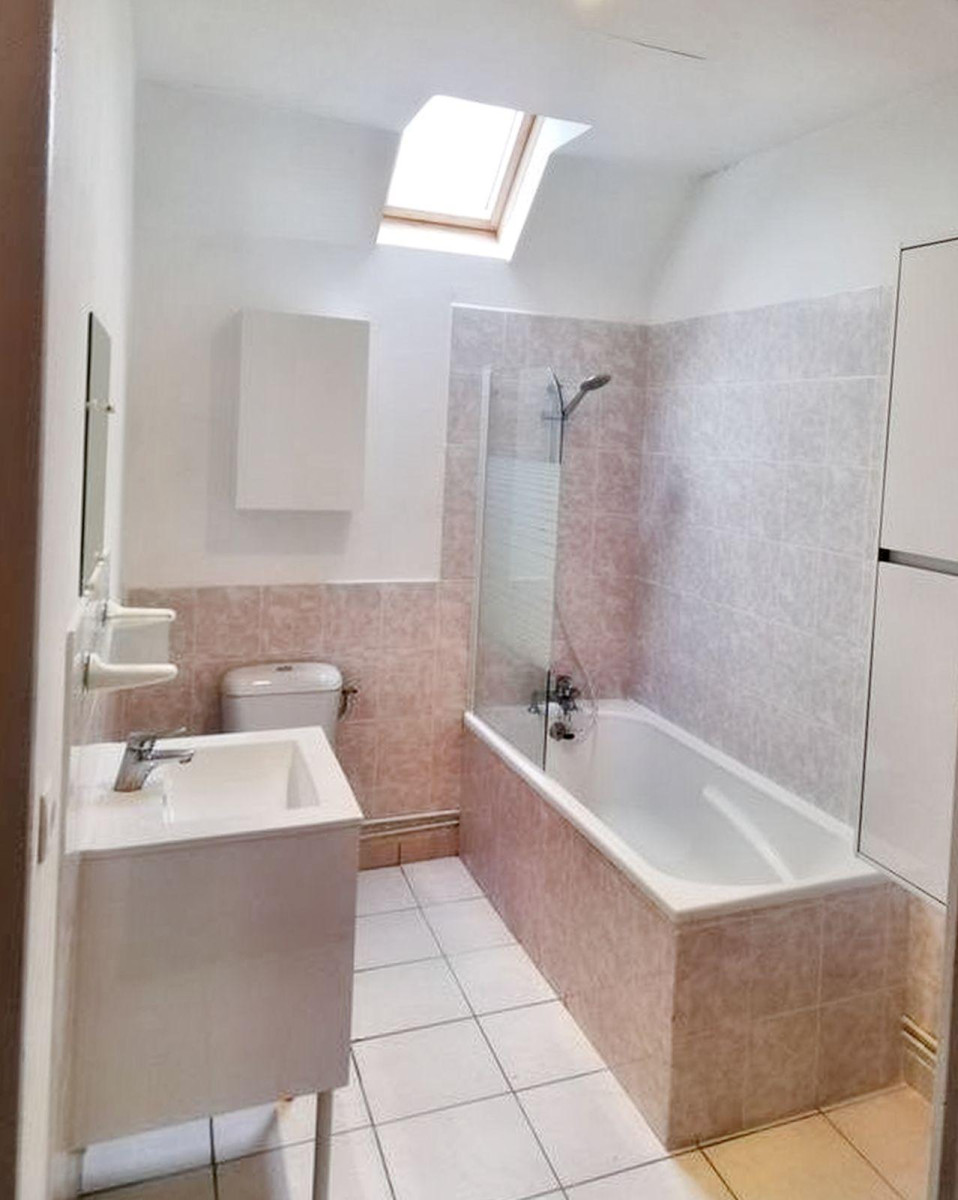 
                                                Location
                                                 F3 très bon état, vue imprenable sur le paysage