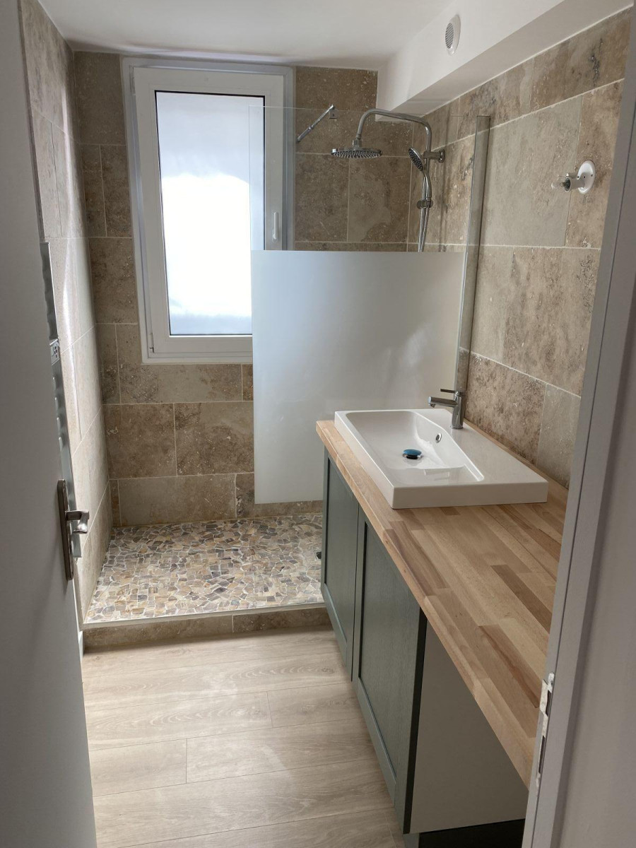 
                                                Location
                                                 F4 87 m2 neuf / terrasse / 2 parking / véranda