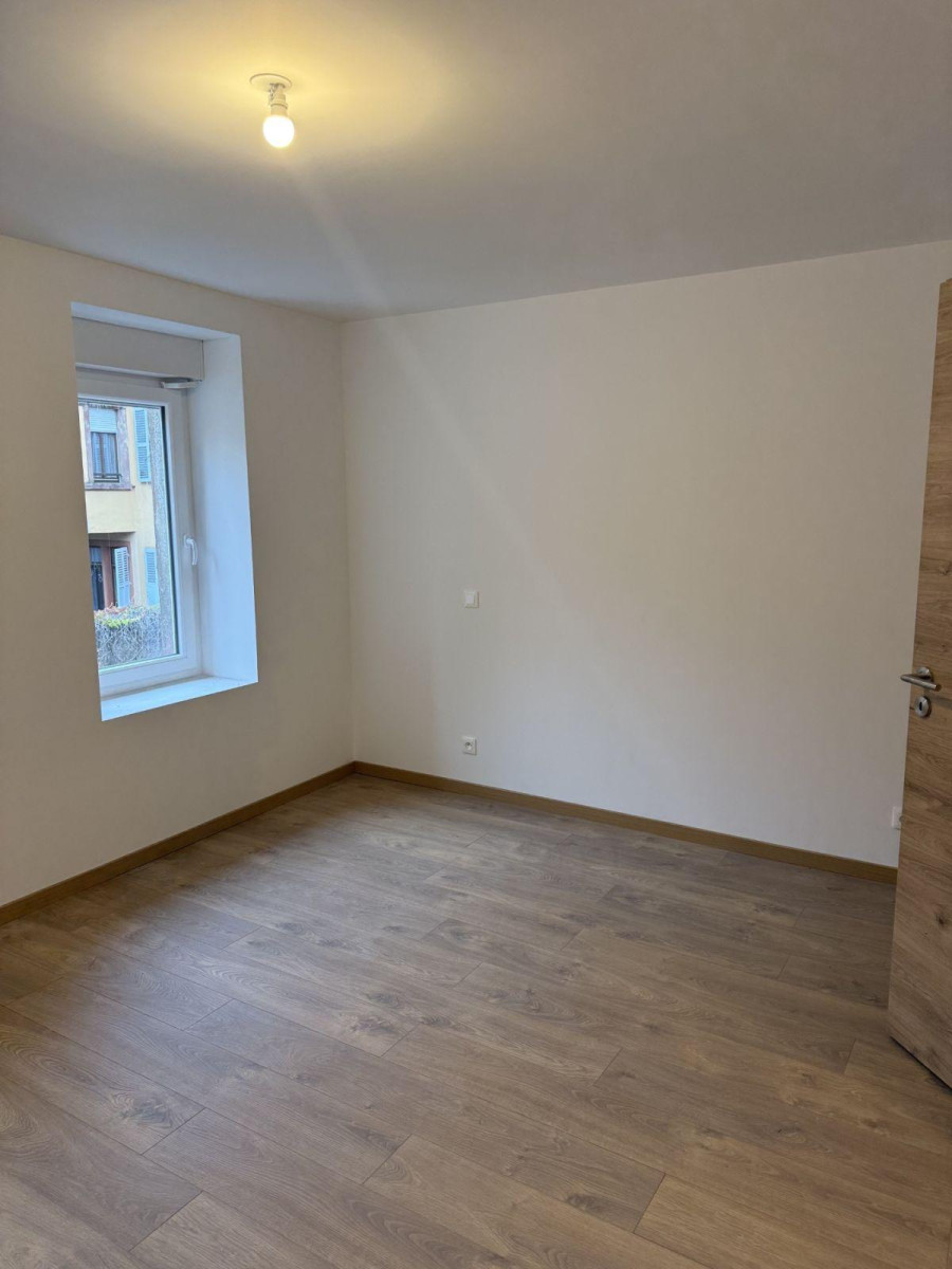 
                                                Location
                                                 F4 en duplex - Entièrement rénové