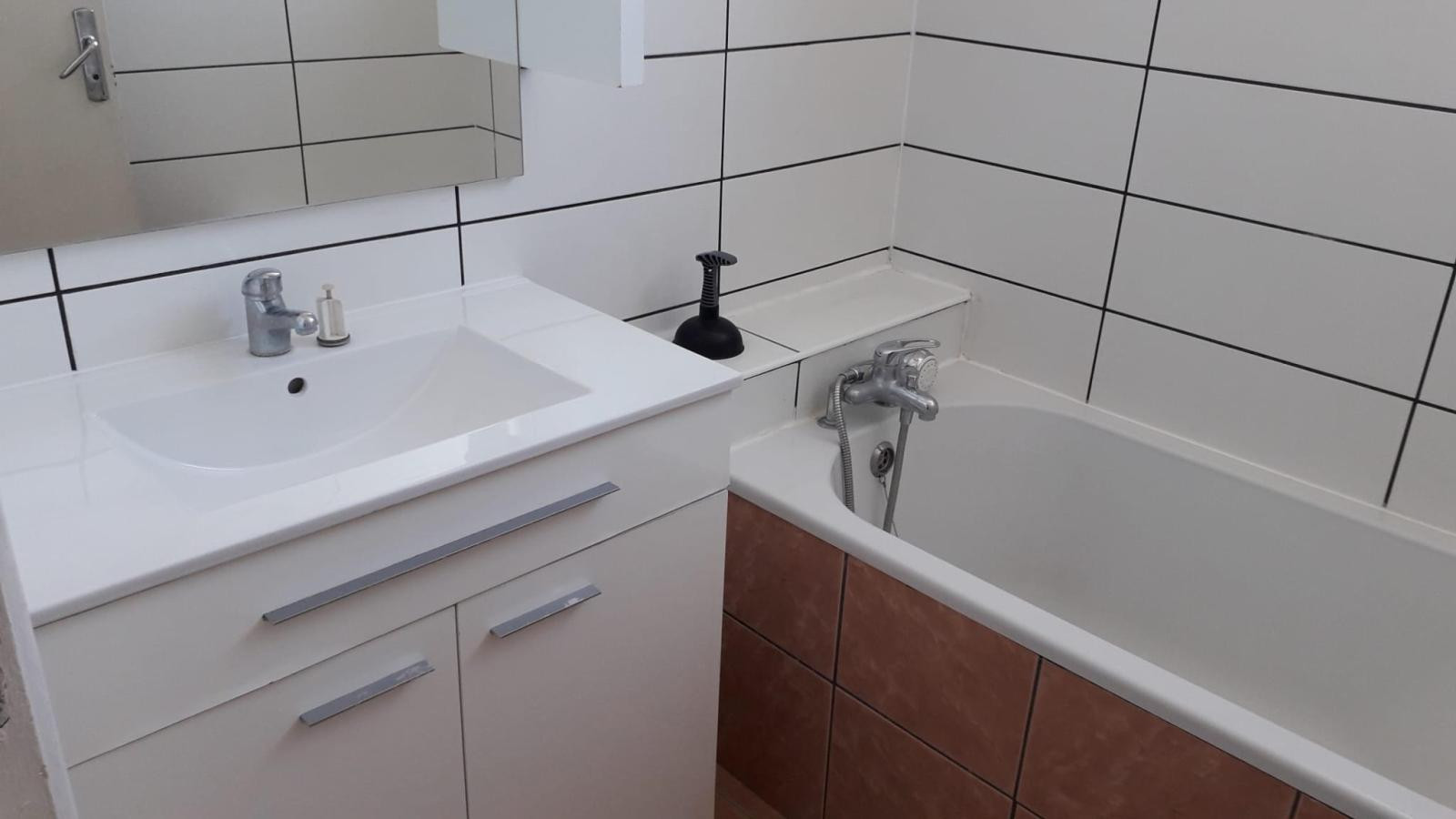 
                                                Location
                                                 F4 MONTEREAU