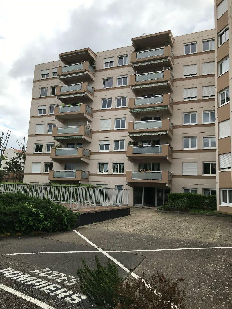 
                                                Location
                                                 F4 près commerces et transports du point du jour