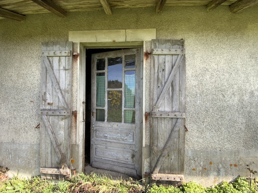 
                                                Vente
                                                 Fermette à rénover avec grange et garage sur un 