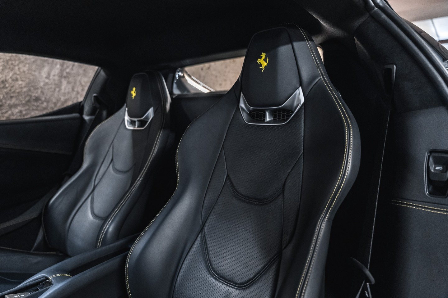 
                                                Voiture
                                                 Ferrari 296 GTB1