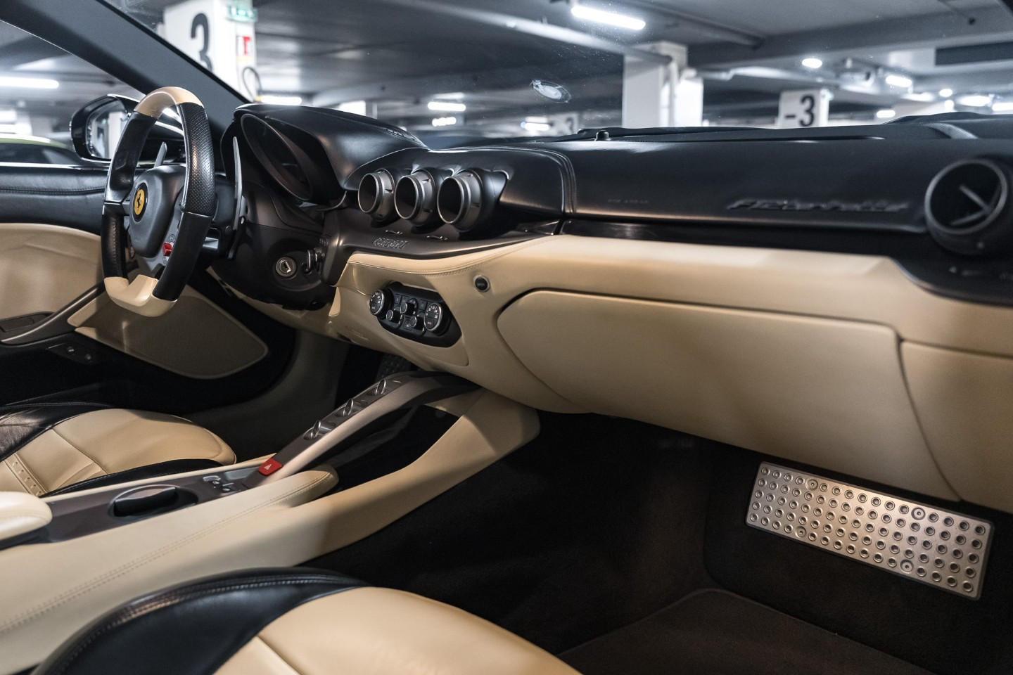 
                                                Voiture
                                                 Ferrari F12 Berlinetta V12 6.0 740