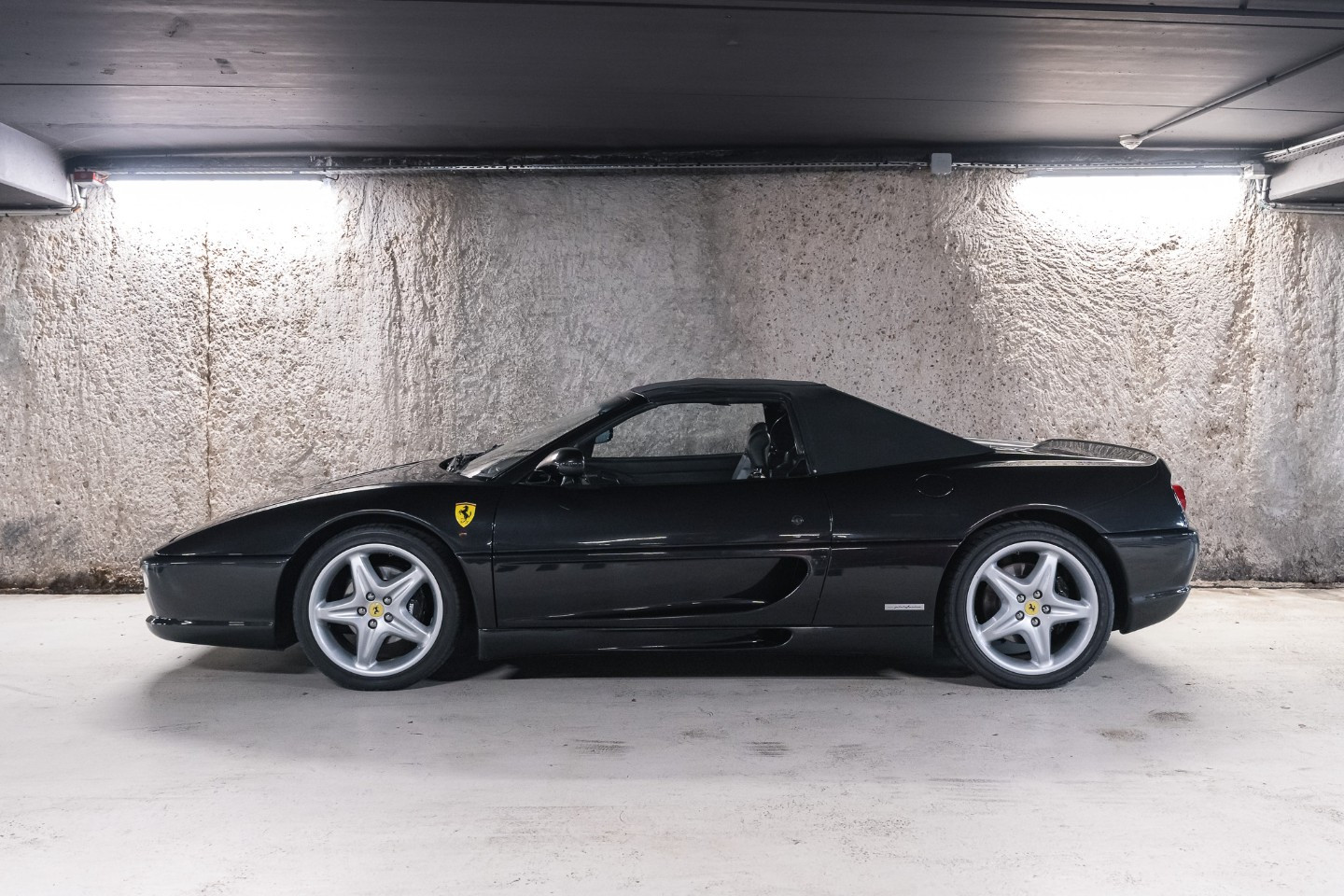
                                                Voiture
                                                 Ferrari F355 Spider V8 3.5 380